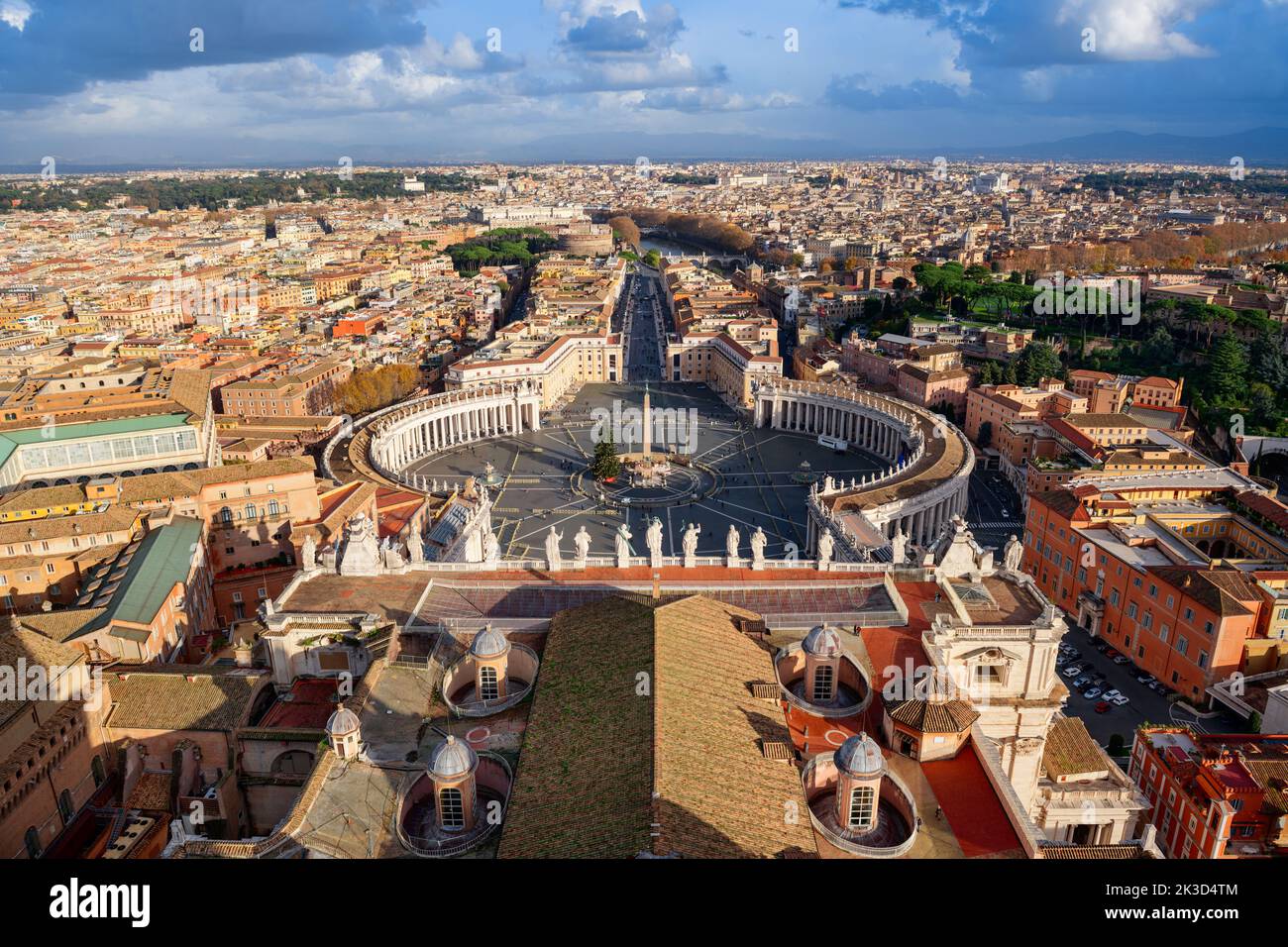 Ciudad del Vaticano Rodeada por Roma, Italia desde arriba por la tarde. Foto de stock