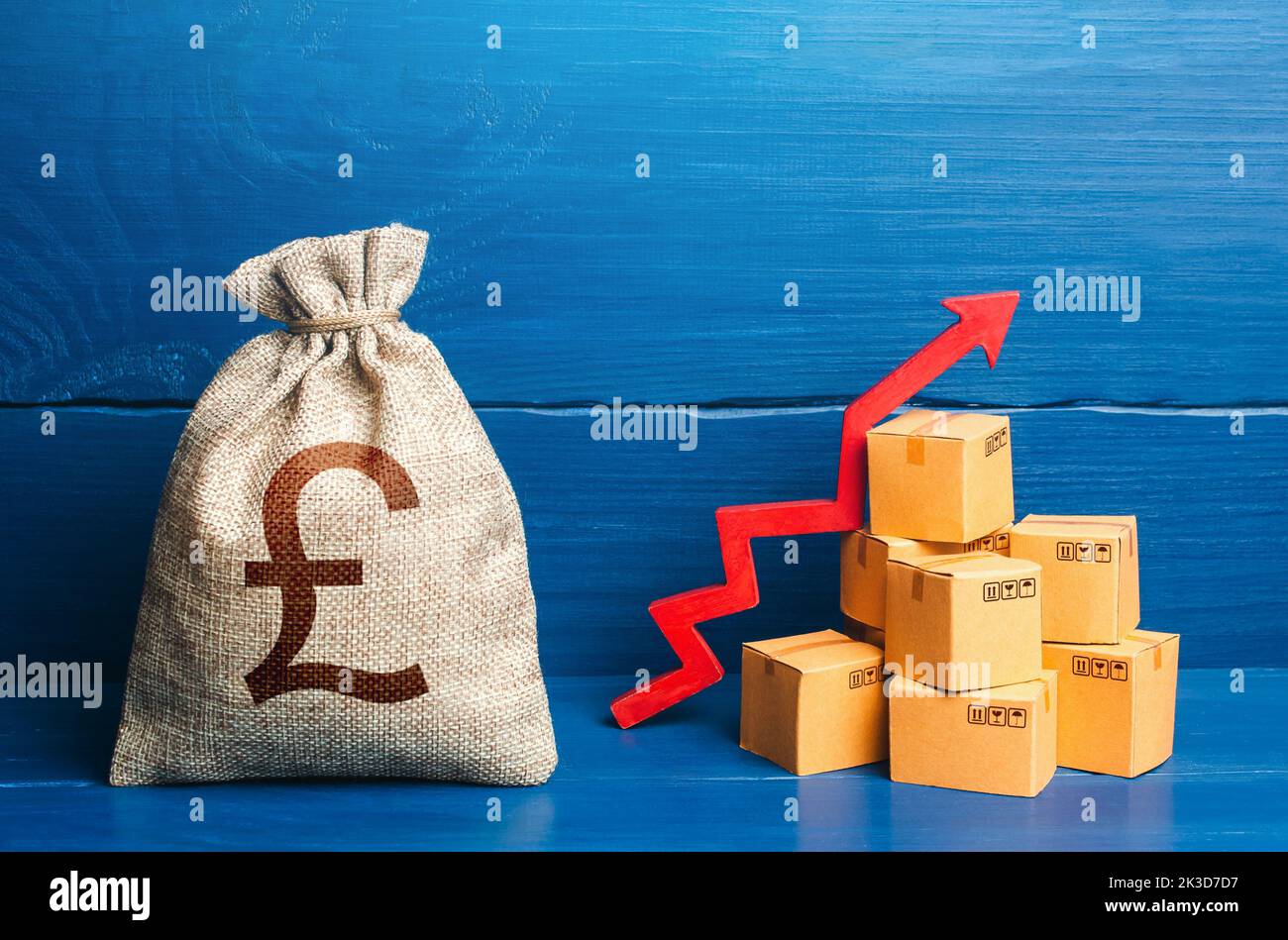Bolsa de dinero de la libra esterlina británica con cajas y flecha hacia arriba. Aumento de los ingresos, aceleración y crecimiento de la economía. Aumento de la producción. Precios crecientes. Bien Foto de stock
