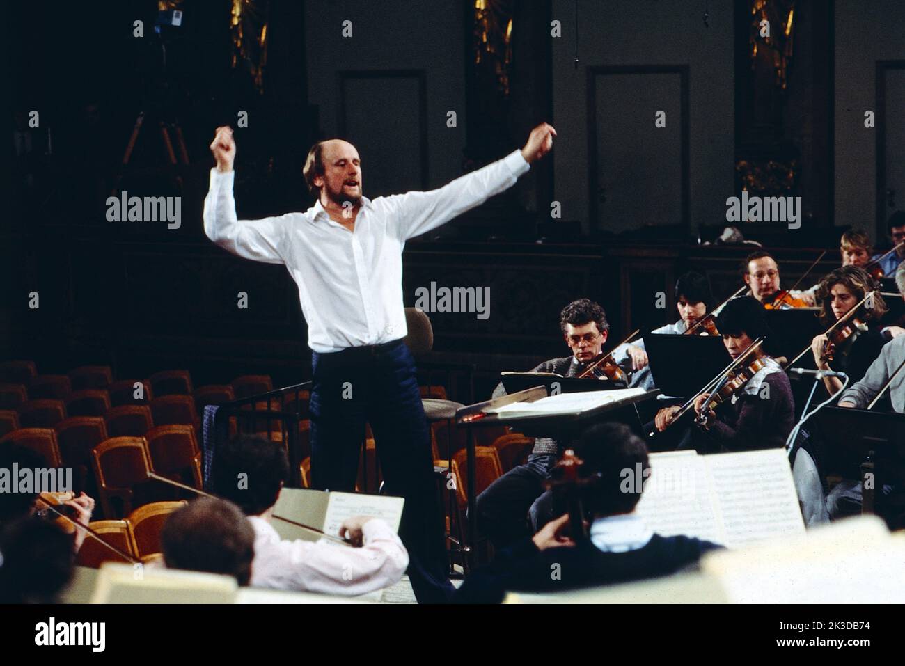 Roger Norrington, britischer Dirigent, Interpret Alter Musik, hier bei einer Orchesterprobe, circa 1997. Roger Norrington, director inglés, foto durante un ensayo de la Orquesta, alrededor de 1997. Foto de stock
