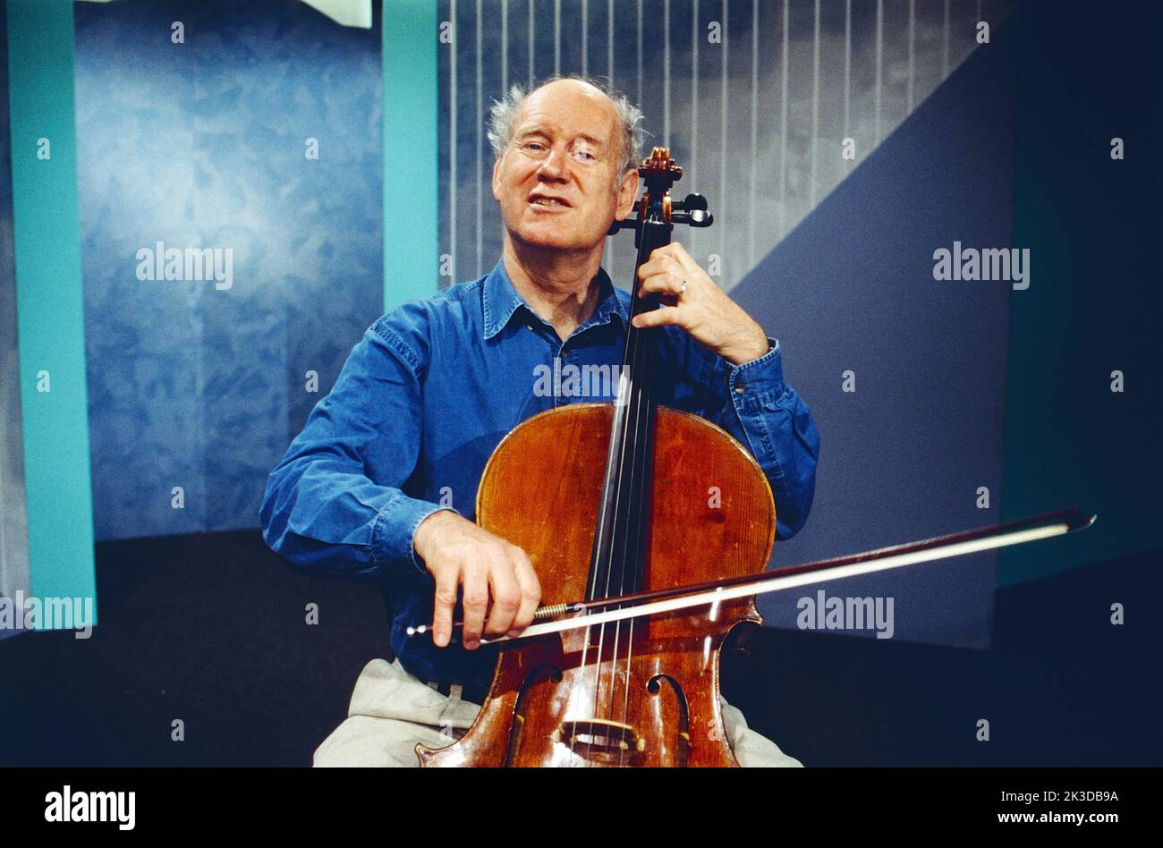 Franz Hohler, Schweizer Kabarettist, Liedermacher und Schriftsteller, hier am Cello, Deutschland, 1996. Franz Hohler, cabaret suizo, escritor y compositor, aquí interpreta a Cello, Alemania, 1996. Foto de stock