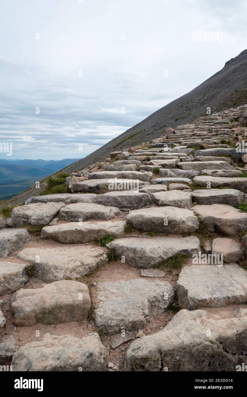 Grandes piedras desde el sendero hasta la cima de Ben Nevis en Escocia Foto de stock
