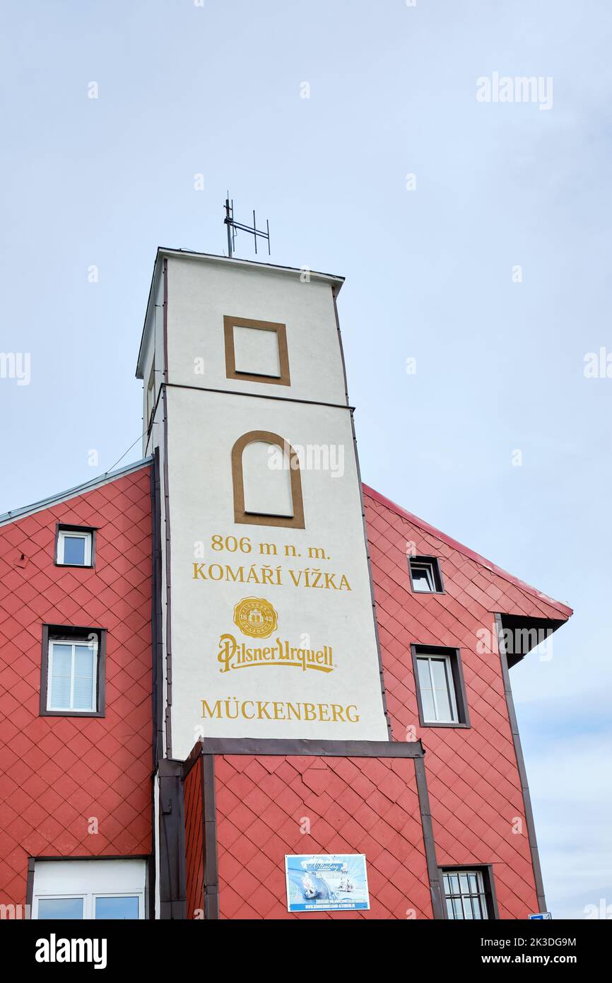 Horni Krupka, Ustecky kraj, República Checa, Europa, agosto de 9, 2019: La torre vizka de Komari en la colina de komari hurka es un destino popular. Foto de stock