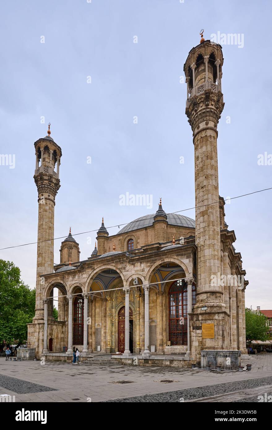 Vista exterior de la Mezquita Azizia, Konya, Turquía Foto de stock
