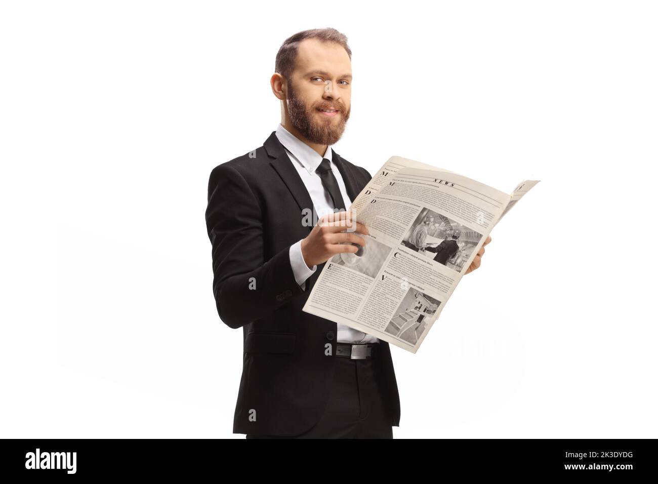 Hombre profesional en un traje parado con un periódico y sonriendo a la cámara aislada sobre fondo blanco Foto de stock