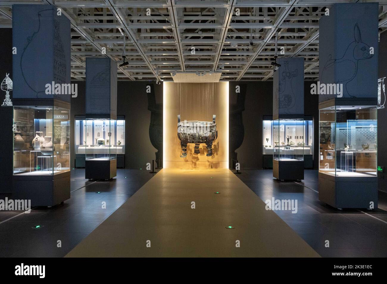 (220926) -- SHANGHAI, 26 de septiembre de 2022 (Xinhua) -- Foto tomada el 26 de septiembre de 2022 muestra exhibiciones en exhibición en la exposición 'Retorno en la Edad de Oro: La Exhibición Cultural Retirada de China' en el este de China en Shanghai. 'Regreso en la Edad de Oro: La Exhibición de Reliquias Culturales Recuperadas de China' fue lanzada el lunes en el Museo Minhang en el este de China en Shanghai. La exposición presenta las reliquias culturales de China recuperadas del extranjero y conservadas actualmente por el Museo de Arte Poly y la oficina de administración de Yuanmingyuan. Entre las exposiciones se encuentran las cabezas de animales zodiacales chinos de bronce que pertenecían a los Yuanmin Foto de stock