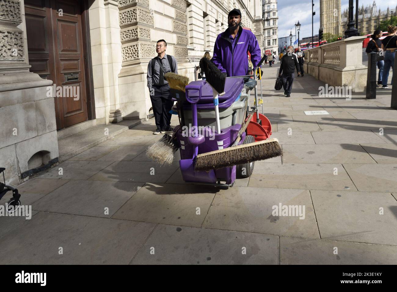 Londres, Inglaterra, Reino Unido. Barredora en la Plaza del Parlamento Foto de stock
