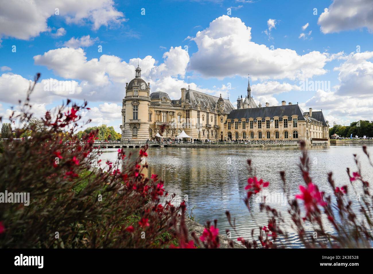 Ambiente durante la 6th ª edición de la Chantilly Arts & Elegance - Richard Mille en el Domaine du Château de Chantilly, del 24 al 25 de septiembre de 2025, en Chantilly, Francia - Foto Antonin Vincent / DPPI Foto de stock