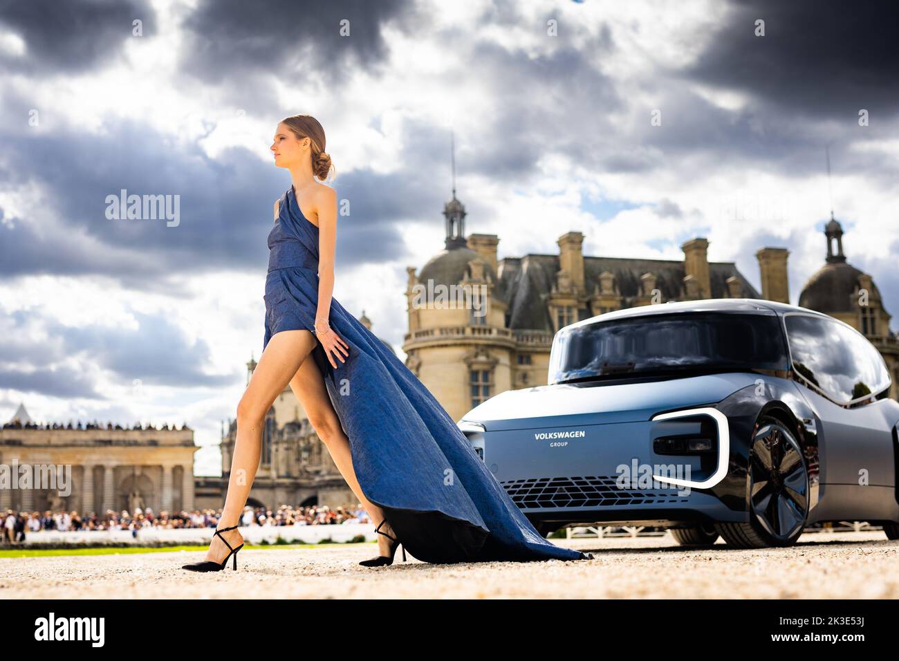 Concepto coche Volkswagen Gen viaje concepto desfile de coche con un modelo, niña durante la 6th ª edición de la Chantilly Arts & Elegance - Richard Mille en el Domaine du Château de Chantilly, del 24 al 25 de septiembre de 2025, en Chantilly, Francia - Foto Antonin Vincent / DPPI Foto de stock