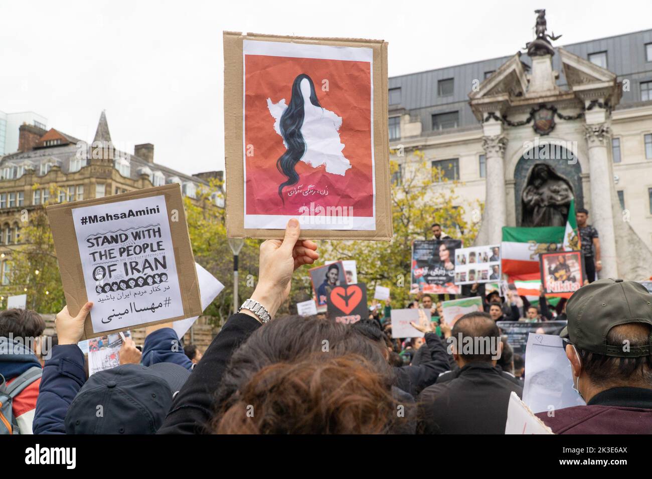 Manchester, Reino Unido, 25 Septemb3er 2022: En Picadilly Gardens en Manchester, aproximadamente doscientos expatriados iraníes protestaron contra el actual gobierno iraní y pidieron un cambio de régimen. Agitando la vieja bandera iraní pre-revolucionaria, los manifestantes cantaron el nombre de Mahsa Amini, que fue asesinado recientemente por la Guardia Revolucionaria de Irán por no cubrirse el pelo. Noticias vivas de Anna Watson/Alamy Foto de stock