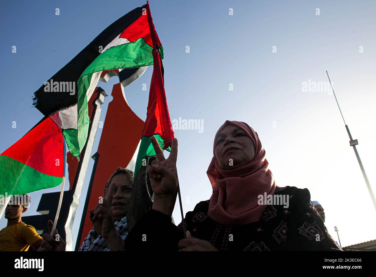 Franja de Gaza, Gaza, 26 de septiembre de 2022. Los palestinos realizan una protesta contra la redada de colonos judíos en la mezquita de Al-Aqsa, cerca de la frontera oriental de la Franja de Gaza, Gaza, el 26 de septiembre de 2022. Foto por Ramez Habboub/ABACAPRESS.COM Foto de stock