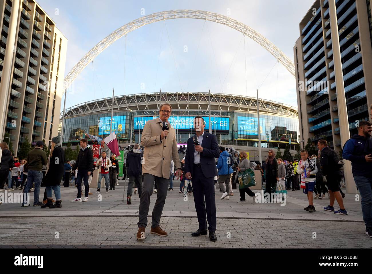 El ex futbolista alemán Lothar Matthaus (derecha) trabajaba para la televisión fuera del suelo antes del partido de la Liga de las Naciones de la UEFA en el estadio de Wembley, Londres. Fecha de la foto: Lunes 26 de septiembre de 2022. Foto de stock