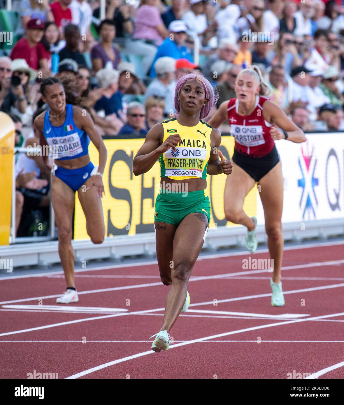 ShellyAnn FraserPryce de Jamaica compitiendo en la semifinal femenina