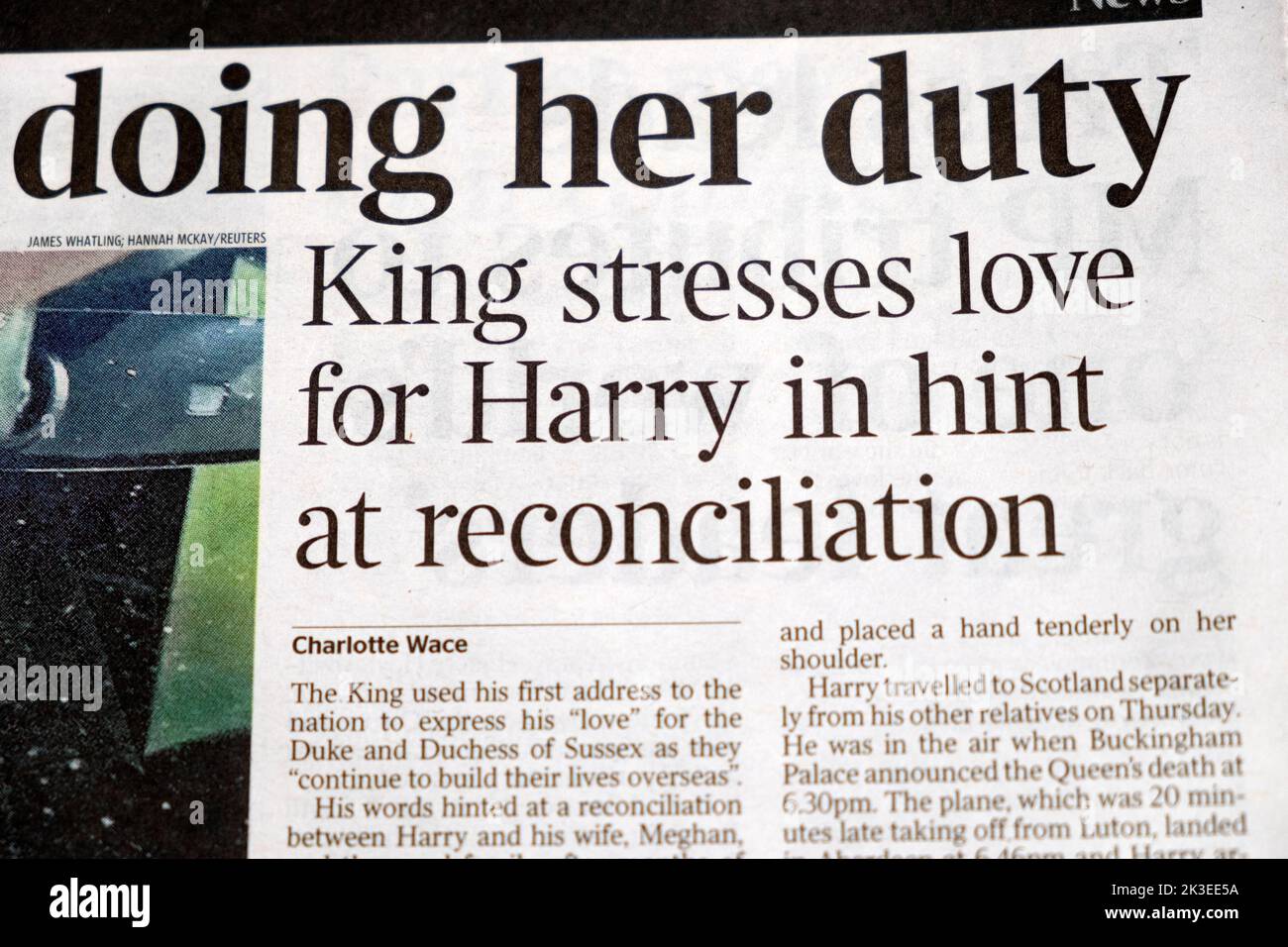'King enfatiza el amor por Harry en insinuación de reconciliación' El periódico The Times artículo principal recorte King Charles III Prince Harry 10 de septiembre de 2022 Foto de stock
