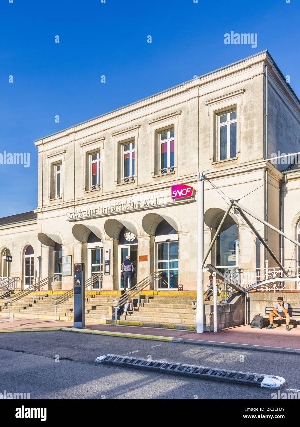 Fachada y entrada de la estación de tren SNCF francesa / Gare de Chatellerault - Chatellerault, Vienne (86), Francia. Foto de stock