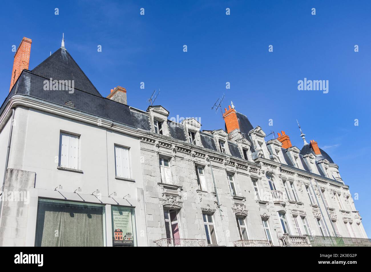 Shabby 19th C edificio clásico apartamentos fachada en necesidad de renovación - Chatellerault, Vienne (86), Francia. Foto de stock