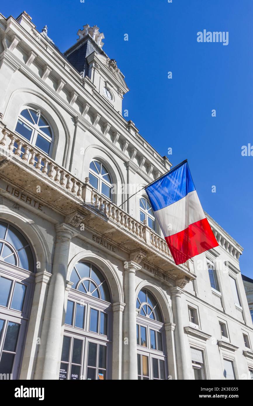 Fachada de mediados del siglo 19th 'Hotel de Ville (Ayuntamiento) y la bandera tricolor francés, Chatellerault, Vienne (86), Francia. Foto de stock