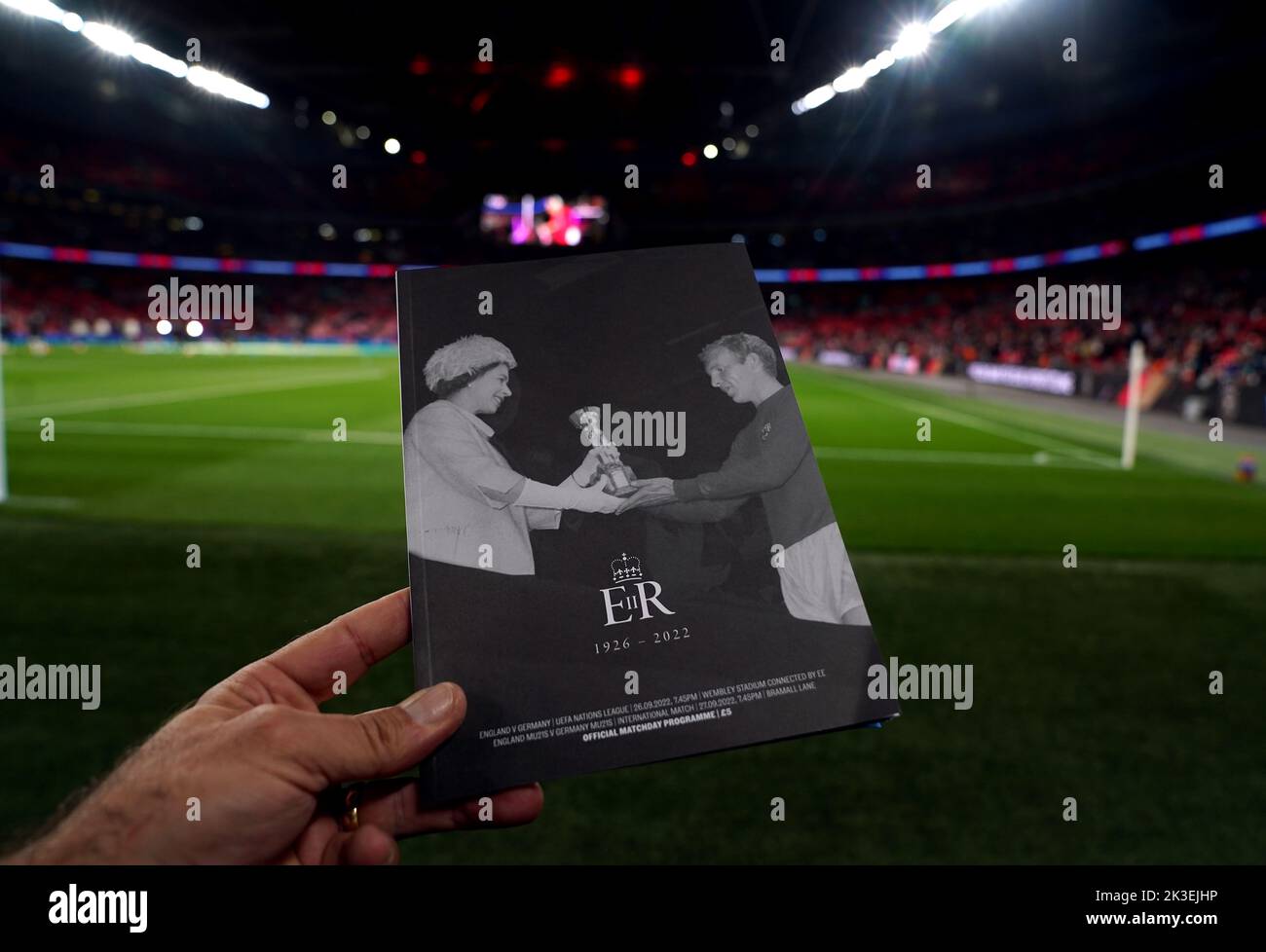 El programa del partido incluye un homenaje a la Reina Isabel II en la portada durante el partido de la Liga de las Naciones de la UEFA en el estadio de Wembley, Londres. Fecha de la foto: Lunes 26 de septiembre de 2022. Foto de stock