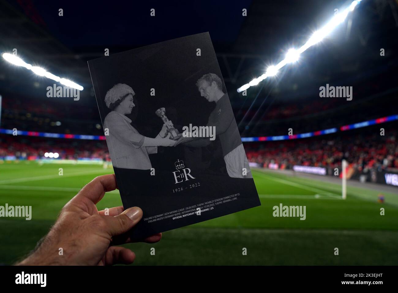 El programa del partido incluye un homenaje a la Reina Isabel II en la portada durante el partido de la Liga de las Naciones de la UEFA en el estadio de Wembley, Londres. Fecha de la foto: Lunes 26 de septiembre de 2022. Foto de stock