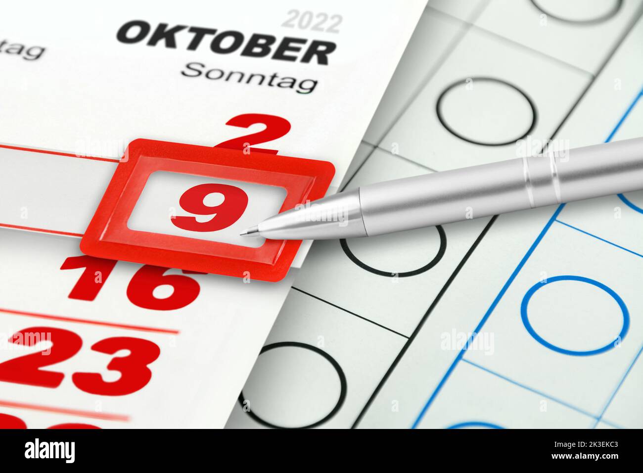 Deutscher Kalender und Landtagswahl am 9. Oktober 2022 en Niedersachsen mit Stimmzettel Foto de stock