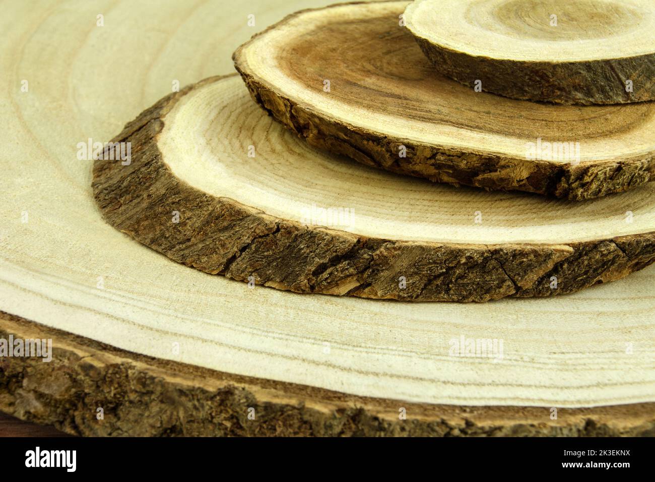 Varias rebanadas de madera natural artesanal Foto de stock