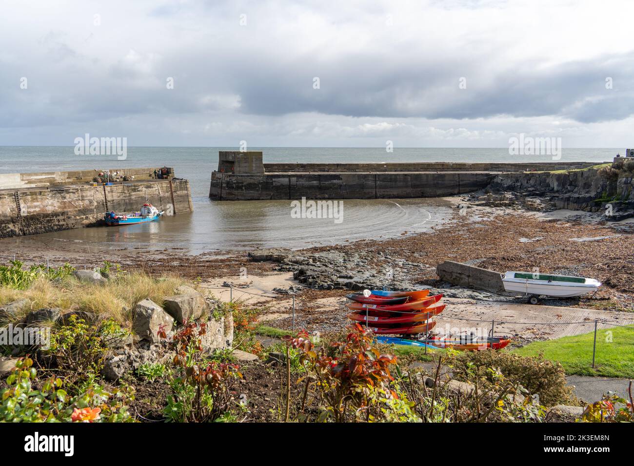 Una vista de la zona del puerto en Craster, Northumberland, Reino Unido, con barcos de pesca. Foto de stock