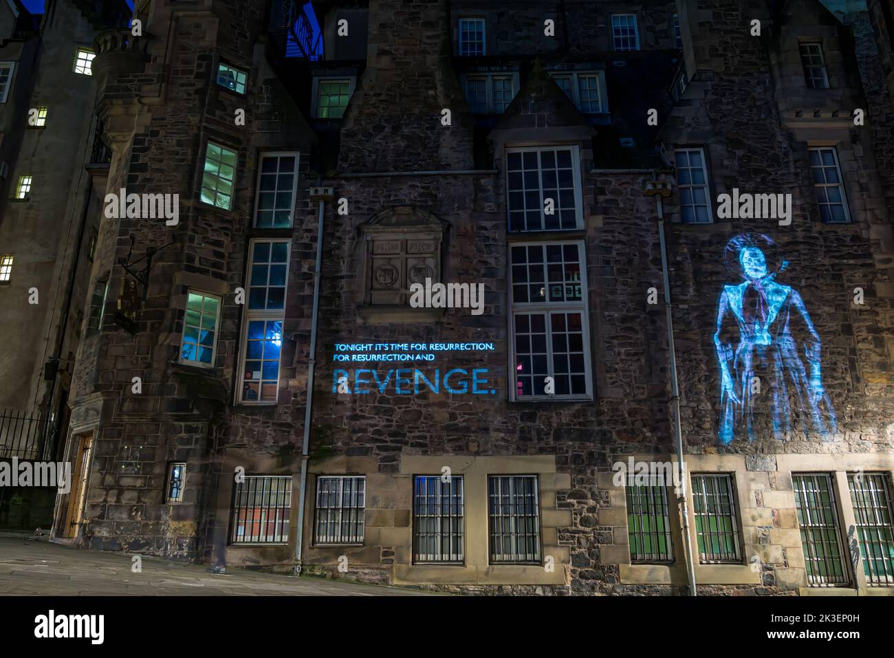 Val McDermid Resurrección de Año Nuevo iluminación nocturna de Susan Ferrier, Museo del Escritor, Makar's Court, Edimburgo, Escocia, Edimburgo, Escocia, Reino Unido Foto de stock