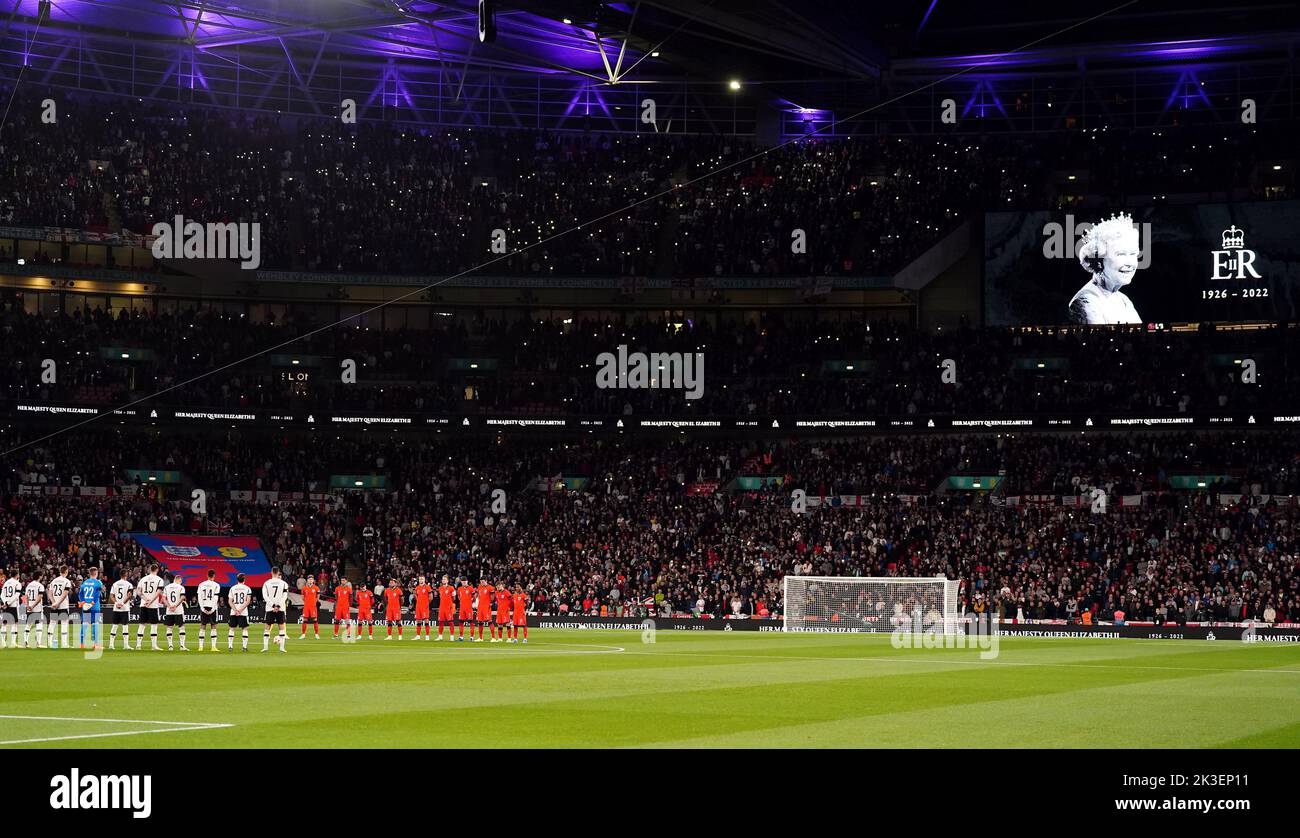 Los jugadores y aficionados guardan un minuto de silencio para la Reina Isabel II durante el partido de la Liga de las Naciones de la UEFA en el estadio de Wembley, Londres. Fecha de la foto: Lunes 26 de septiembre de 2022. Foto de stock