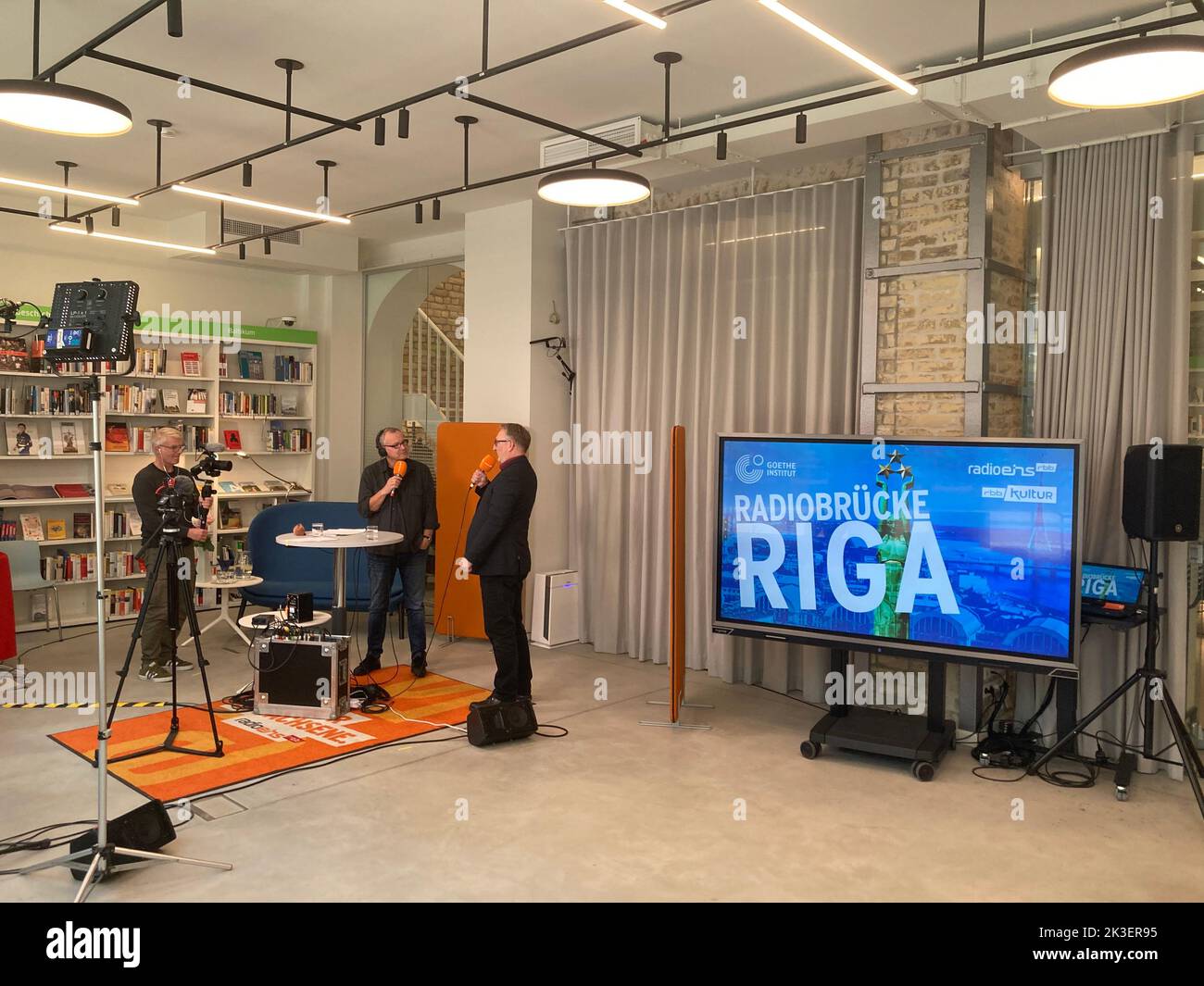26 de septiembre de 2022, Letonia, Riga: El presentador de RBB Radio Eins  Knut Elstermann (l) se encuentra en la biblioteca del Goethe-Institut Riga  durante una transmisión en directo y habla con