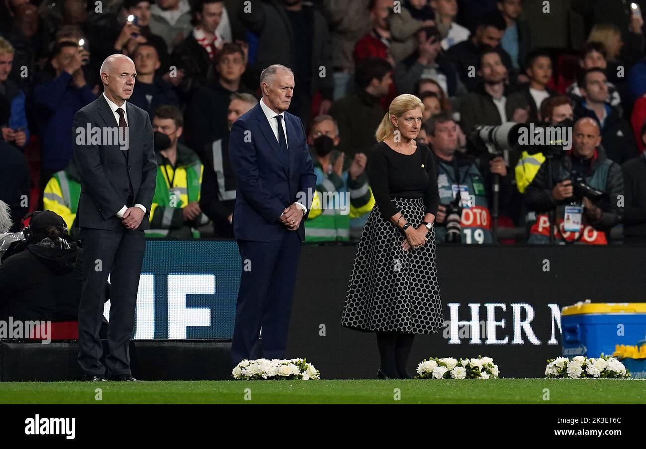 Sir Geoff Hurst y presidenta de la FA Debbie Hewitt Place Wreates durante el partido de la Liga de las Naciones de la UEFA en el estadio de Wembley, Londres. Fecha de la foto: Lunes 26 de septiembre de 2022. Foto de stock