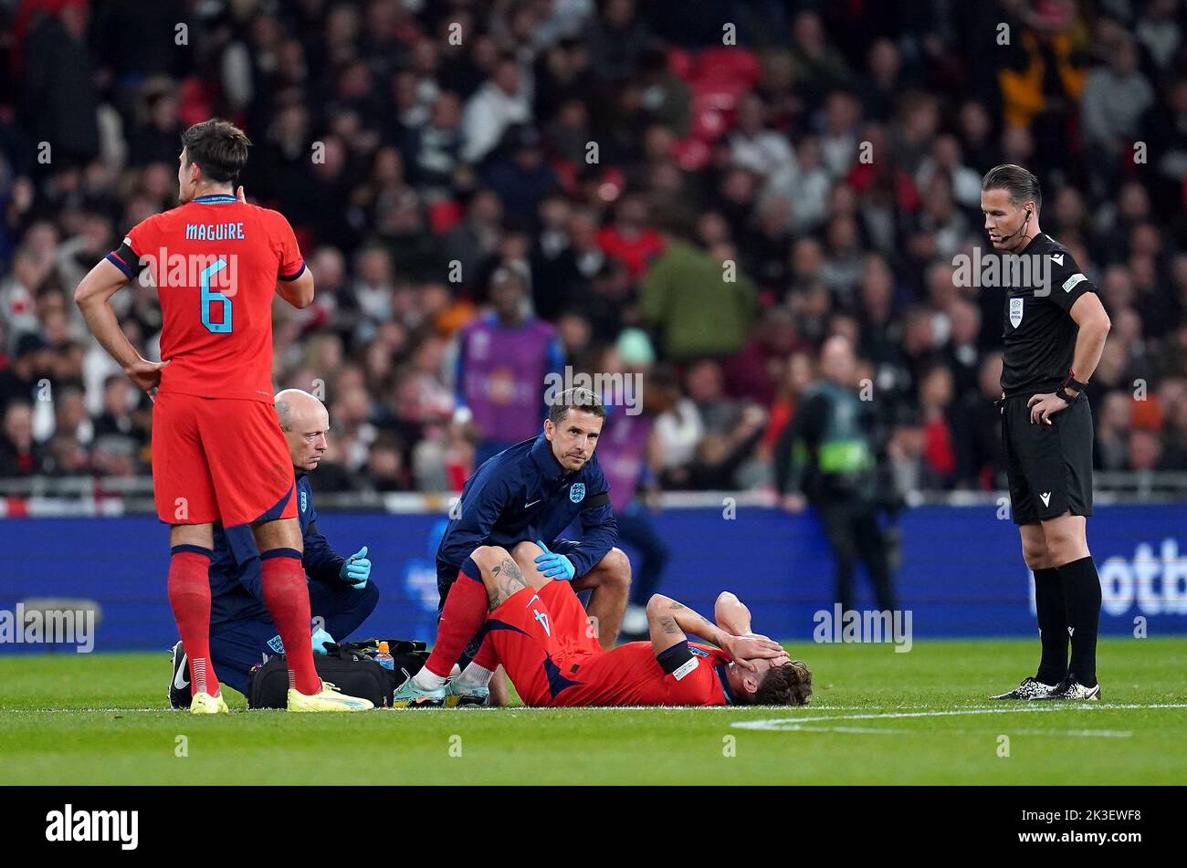 El británico John Stones recibe tratamiento por una lesión durante el partido de la Liga de las Naciones de la UEFA en el estadio de Wembley, Londres. Fecha de la foto: Lunes 26 de septiembre de 2022. Foto de stock