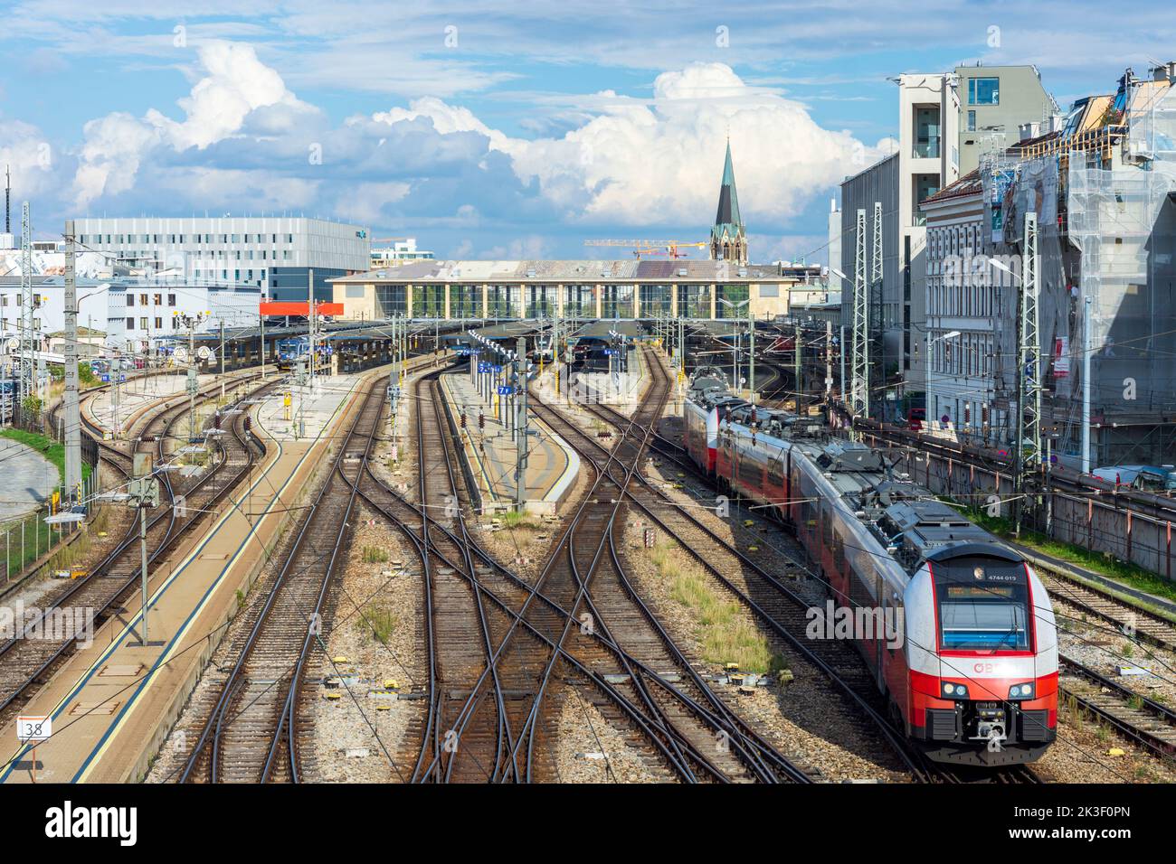 Viena, Viena: Estación de tren Westbahnhof, tren local en 15. Rudolfsheim-Fünfhaus, Viena, Austria Foto de stock