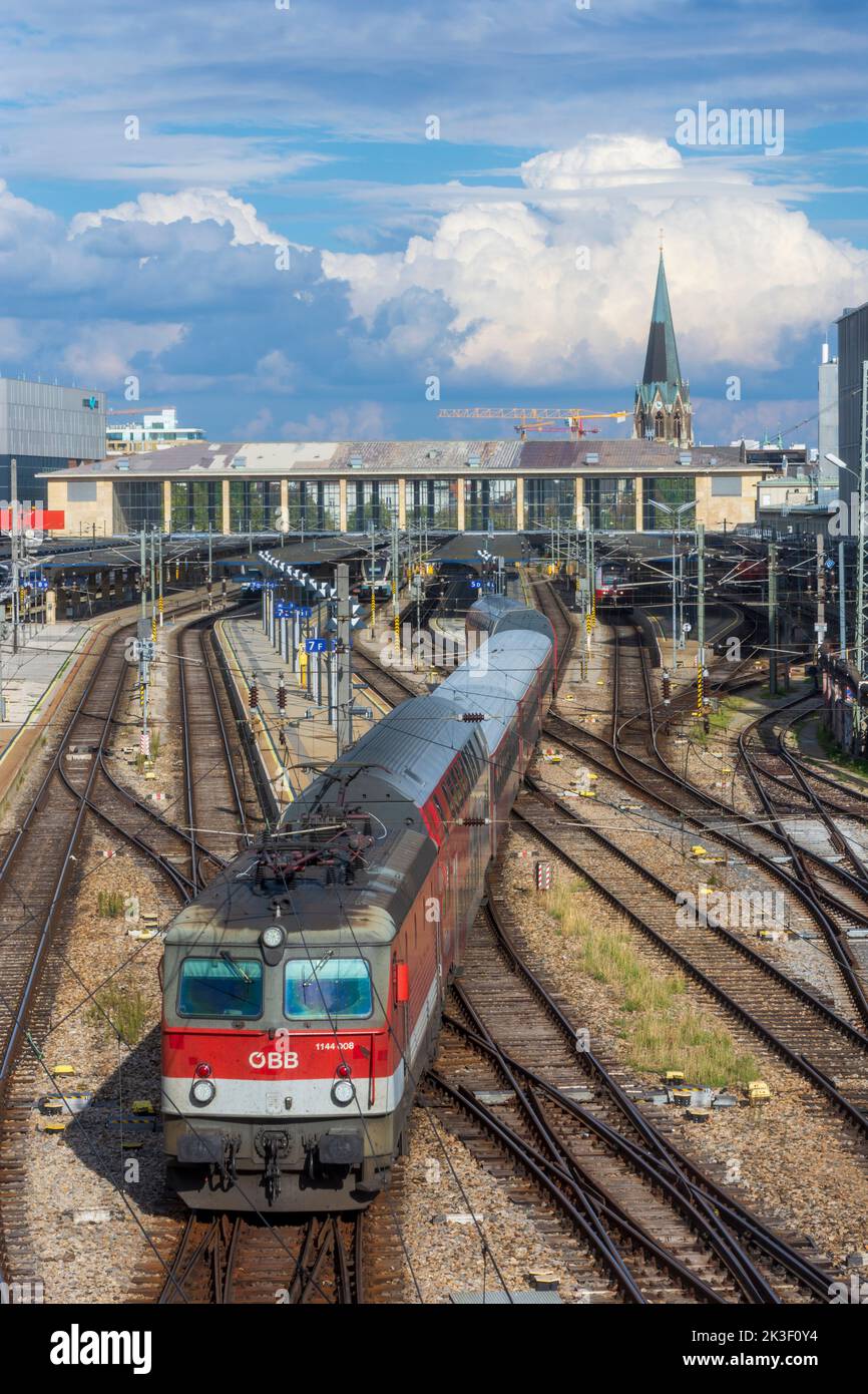 Viena, Viena: Estación de tren Westbahnhof, tren local en 15. Rudolfsheim-Fünfhaus, Viena, Austria Foto de stock