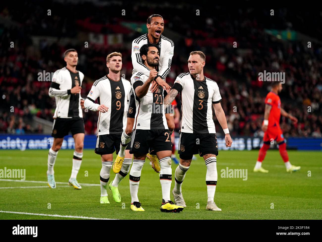 El alemán Ilkay Gundogan celebra marcar el primer gol de su equipo con sus compañeros durante el partido de la Liga de las Naciones de la UEFA en el estadio de Wembley, Londres. Fecha de la foto: Lunes 26 de septiembre de 2022. Foto de stock