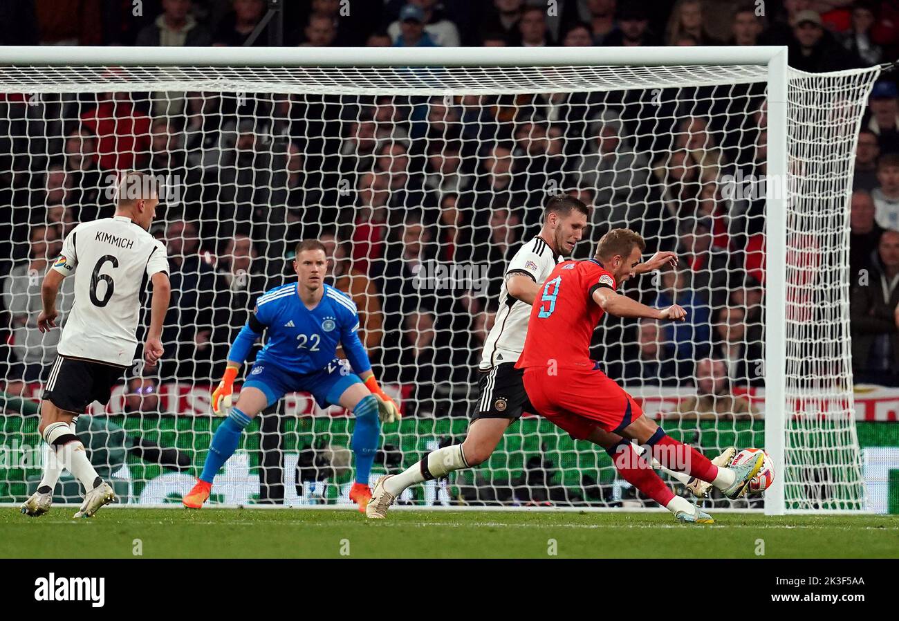 El británico Harry Kane dispara durante el partido de la Liga de las Naciones de la UEFA en el estadio de Wembley, Londres. Fecha de la foto: Lunes 26 de septiembre de 2022. Foto de stock