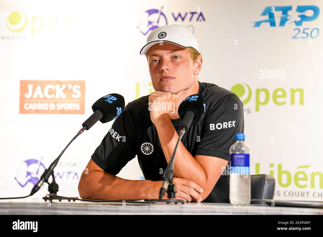 'S-HERTOGENBOSCH, PAÍSES BAJOS - JUNIO 12: Tim van Rijthoven de los Países Bajos durante un momento de prensa tras el encuentro final de Mens Singles entre Daniil Medvedev de Rusia y Tim van Rijthoven de los Países Bajos en el Autotron el 12 de junio de 2022 en 's-Hertogenbosch, Países Bajos (Foto de Joris Verwijst/Agencia BSR) Foto de stock
