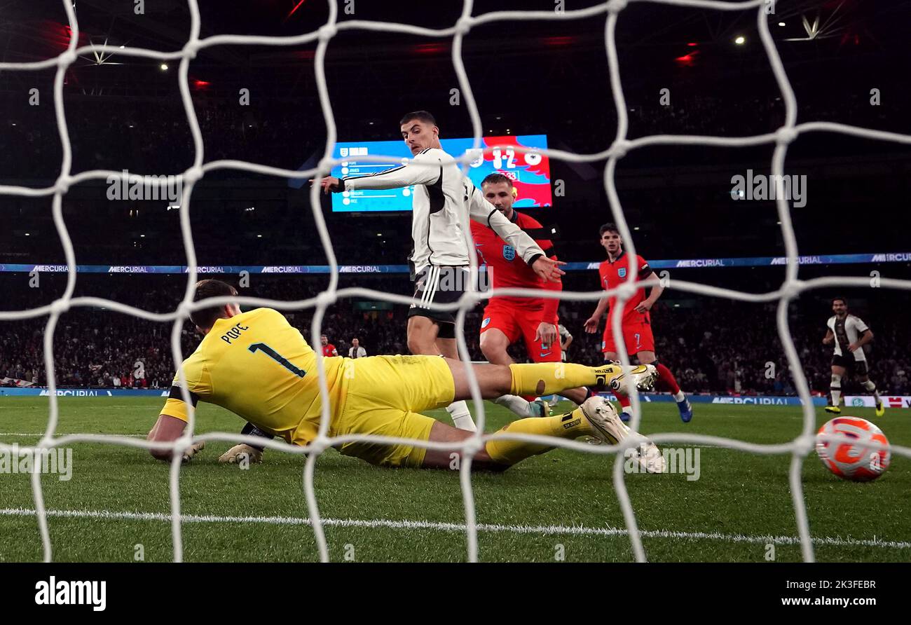 El alemán Kai Havertz marca el tercer gol de su equipo después del portero de Inglaterra Nick Pope durante el partido de la Liga de las Naciones de la UEFA en el estadio de Wembley, Londres. Fecha de la foto: Lunes 26 de septiembre de 2022. Foto de stock
