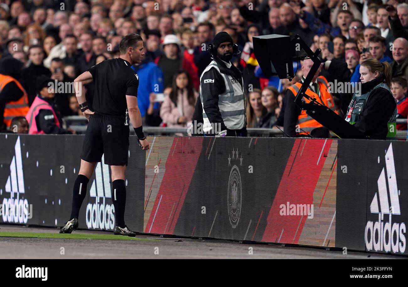El árbitro Danny Makkelie comprueba el monitor VAR del lado del campo antes de conceder una multa a Inglaterra durante el partido de la Liga de las Naciones de la UEFA en el estadio de Wembley, Londres. Fecha de la foto: Lunes 26 de septiembre de 2022. Foto de stock