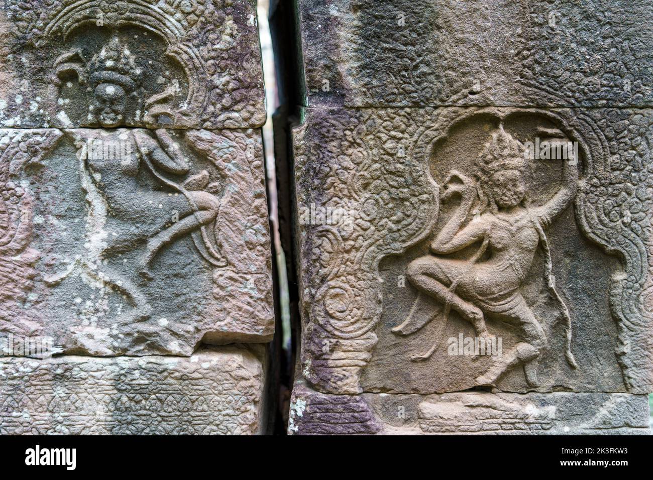Camboya. Provincia de Siem Reap. El parque arqueológico de Angkor. Templo Banteay Kdei. Escultura en bajorrelieve de la bailarina Apsara Foto de stock