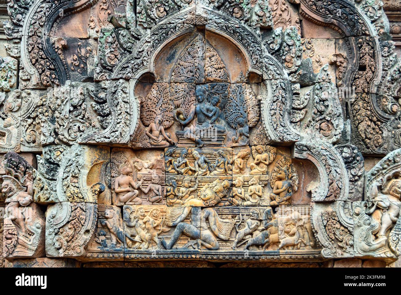 Camboya. Siem Riep. El parque arqueológico de Angkor. Templo Banteay Srei. Detalle de bajorrelieve en el frontón de la entrada al templo Foto de stock