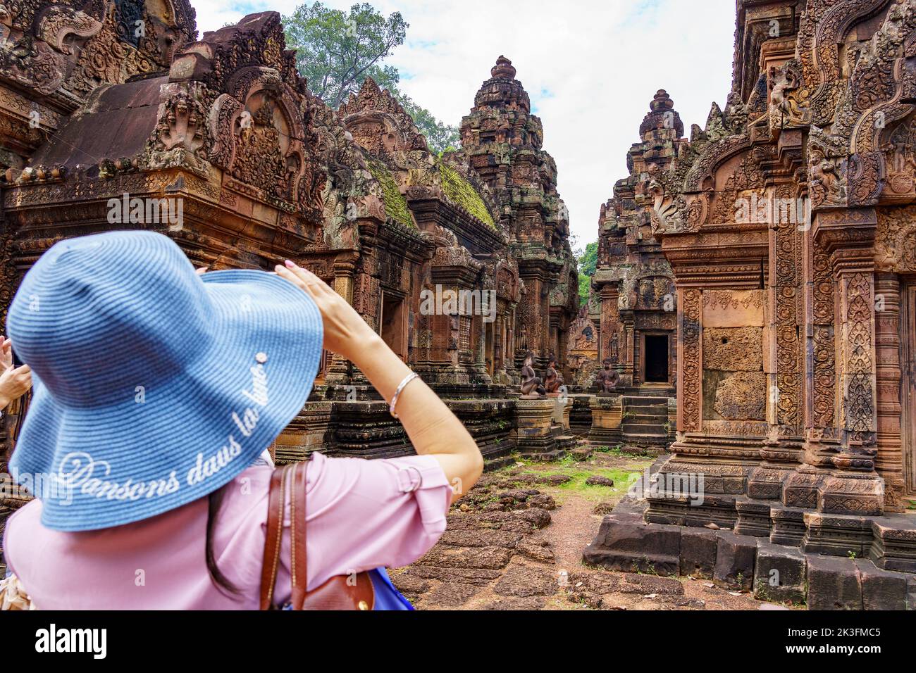 Camboya. Siem Riep. El parque arqueológico de Angkor. Una mujer fotografía el templo de Banteay Srei siglo 10th templo hindú dedicado a Shiva Foto de stock