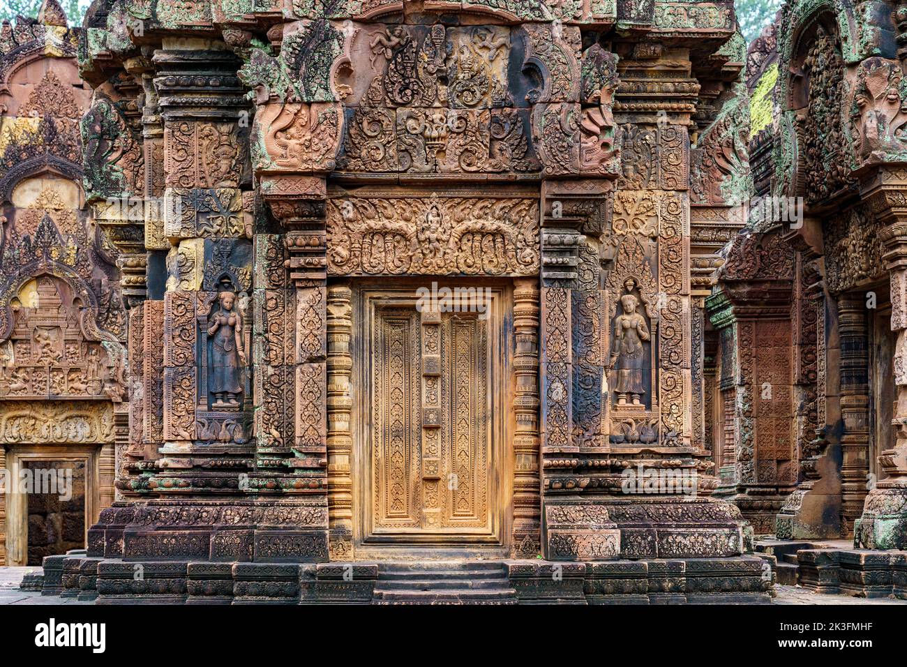 Camboya. Siem Riep. El parque arqueológico de Angkor. Banteay Srei templo hindú del siglo 10th dedicado a Shiva. Detalle de la arquitectura Foto de stock