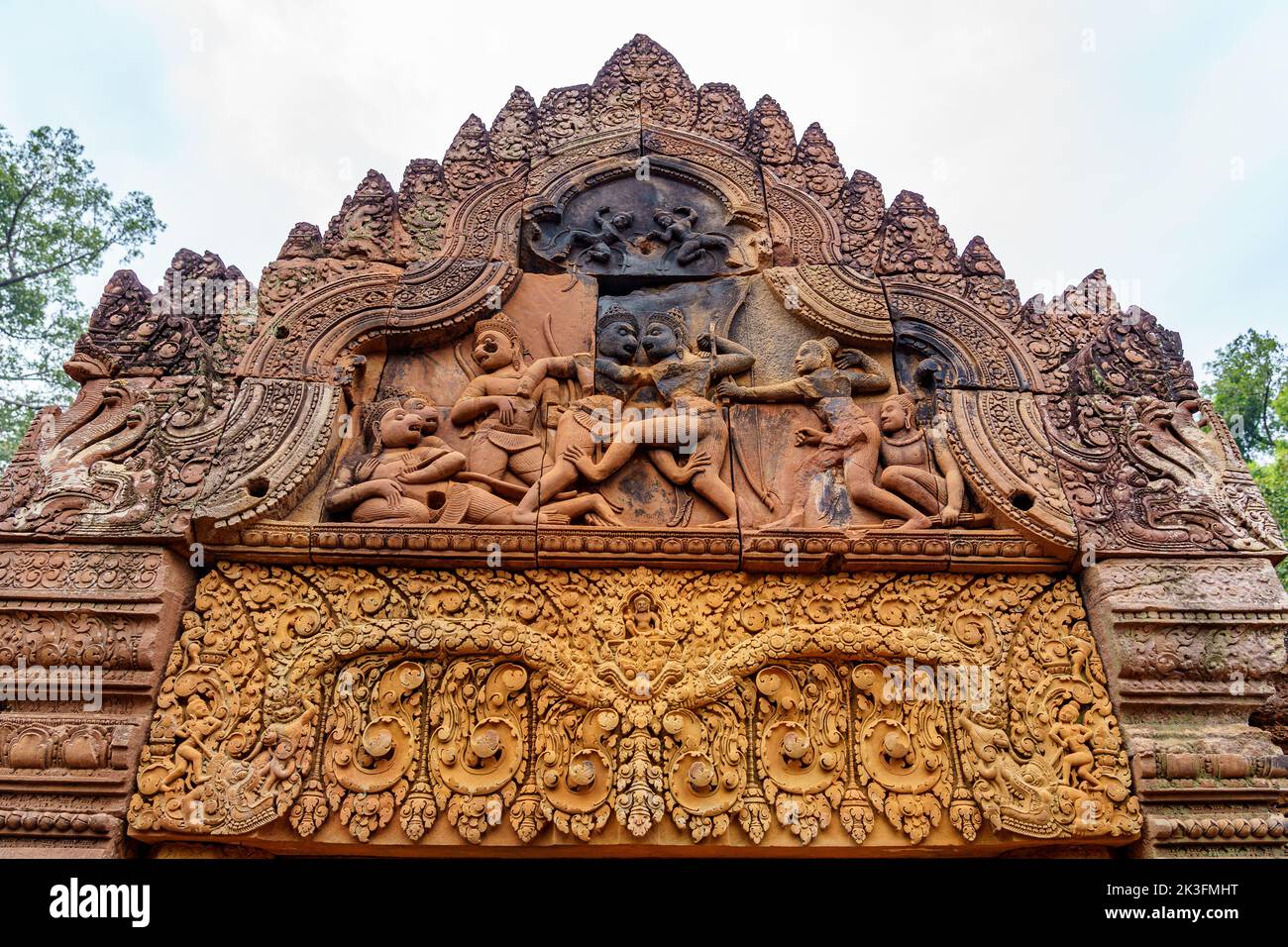 Camboya. Siem Riep. El parque arqueológico de Angkor. Templo Banteay Srei. Detalle de bajorrelieve en el frontón de la entrada al templo Foto de stock