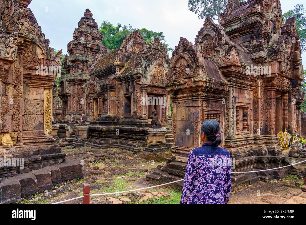 Camboya. Provincia de Siem Reap. Una mujer en Banteay Srei templo hindú del siglo 10th dedicado a Shiva Foto de stock