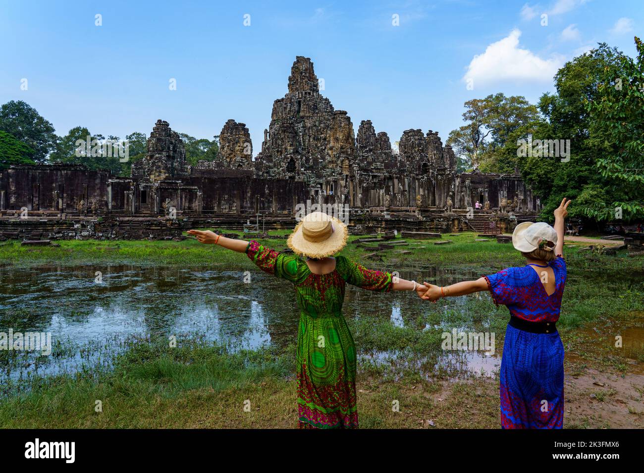 Camboya. Siem Riep. El parque arqueológico de Angkor. Un par de mujeres delante del templo hindú del siglo 12th de Bayon Foto de stock