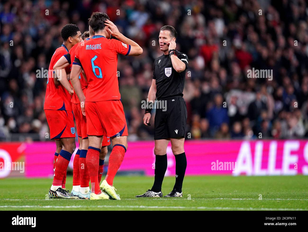 El árbitro Danny Makkelie (derecha) antes de consultar al VAR y conceder una multa a Inglaterra durante el partido de la Liga de las Naciones de la UEFA en el estadio de Wembley, Londres. Fecha de la foto: Lunes 26 de septiembre de 2022. Foto de stock