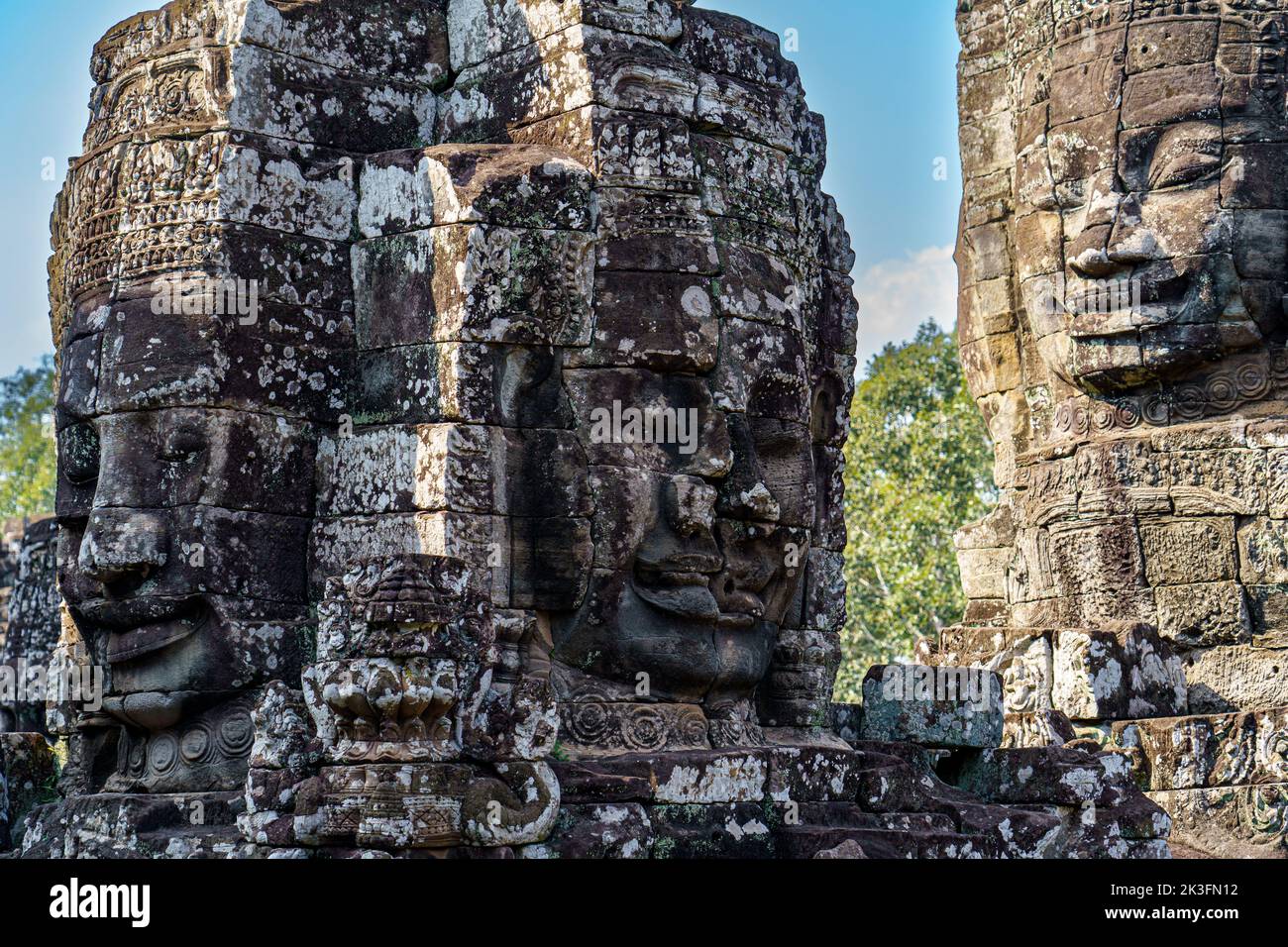 Camboya. Siem Riep. El parque arqueológico de Angkor. Cabezas de la escultura de Buda en el Templo Bayon templo hindú del siglo 12th Foto de stock