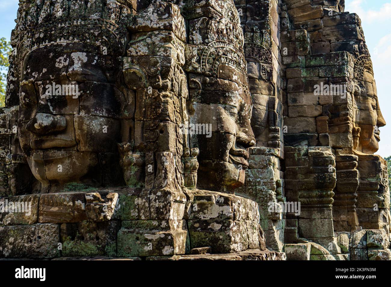 Camboya. Siem Riep. El parque arqueológico de Angkor. Cabezas de la escultura de Buda en el Templo Bayon templo hindú del siglo 12th Foto de stock
