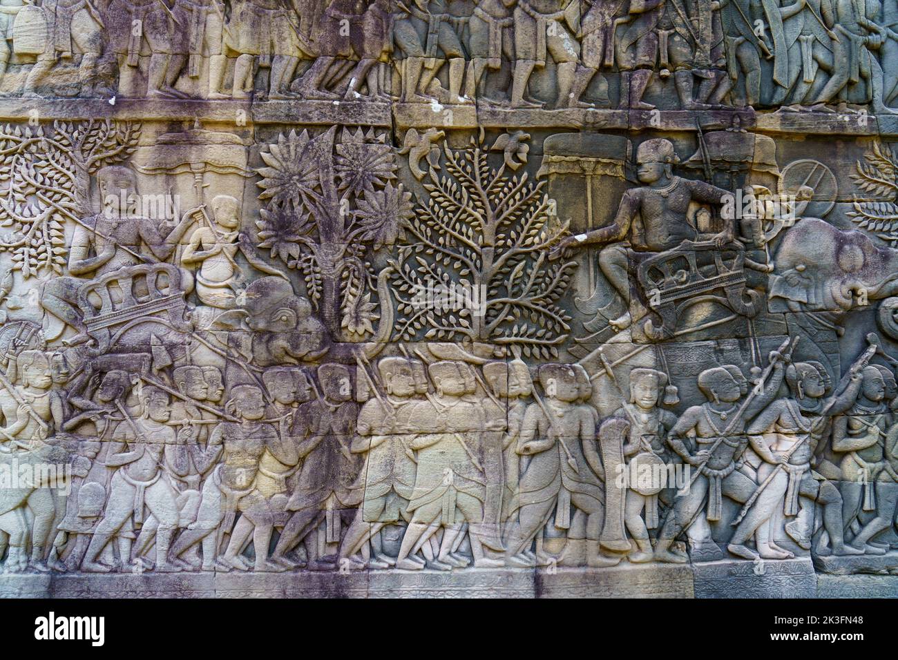 Camboya. Siem Riep. El parque arqueológico de Angkor. Un bajorrelieve en el templo hindú del siglo 12th de Bayon Foto de stock