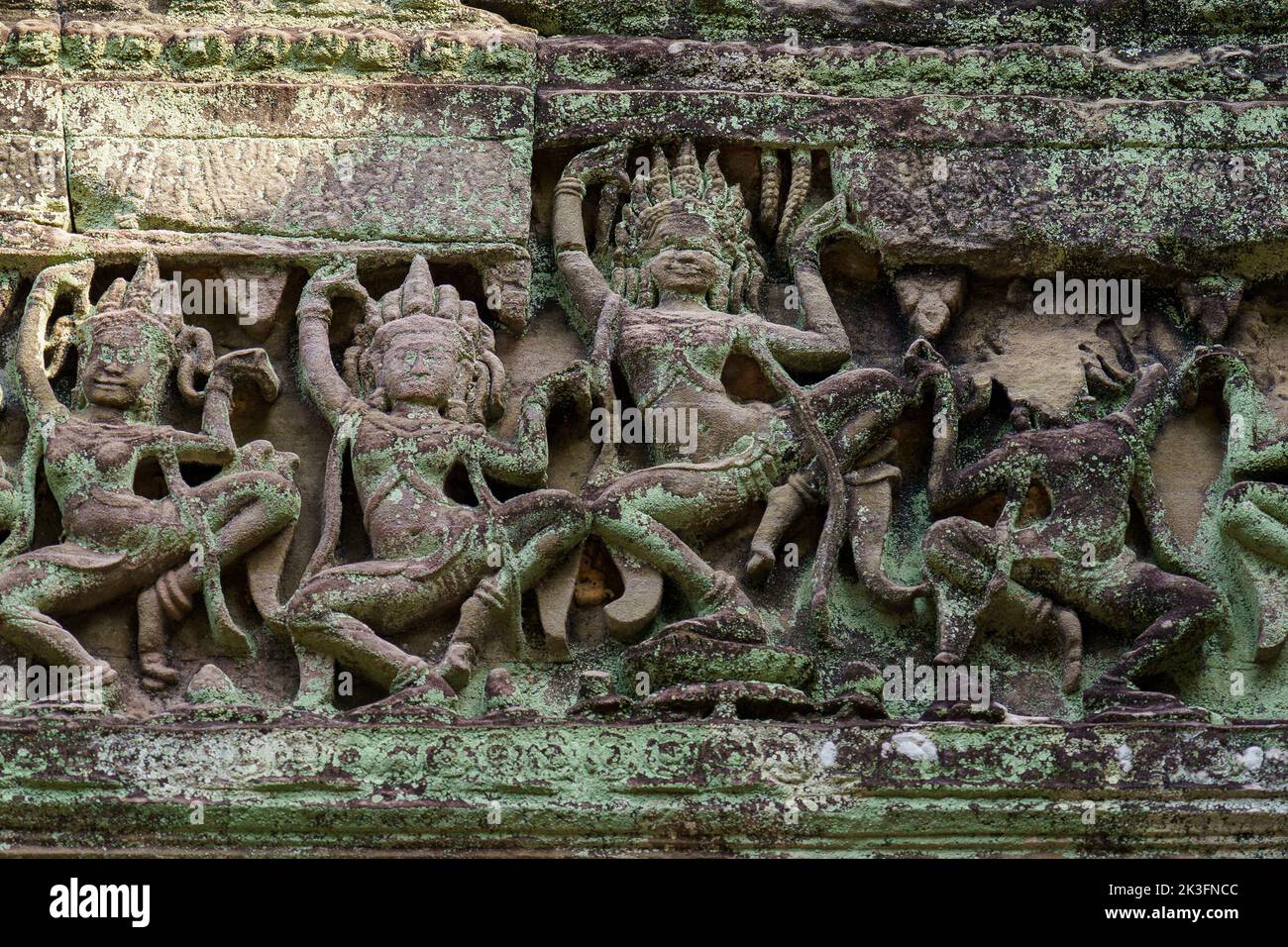 Camboya. Siem Riep. El parque arqueológico de Angkor. Una escultura en bajorrelieve de la bailarina apsara en Preah Khan siglo 12th templo hindú Foto de stock