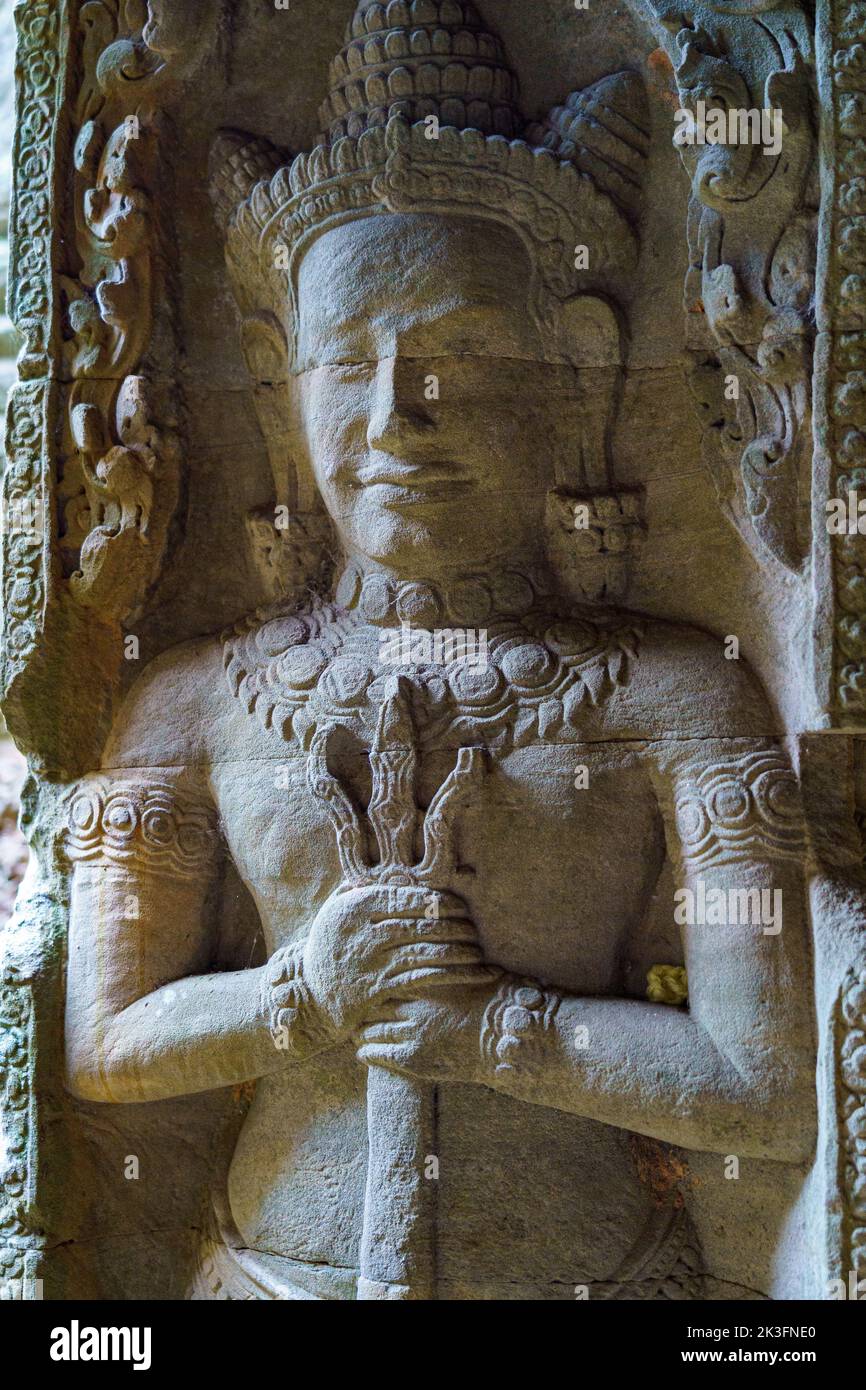 Camboya. Siem Riep. El parque arqueológico de Angkor. Una escultura en bajorrelieve de Deva en Preah Khan siglo 12th templo hindú Foto de stock
